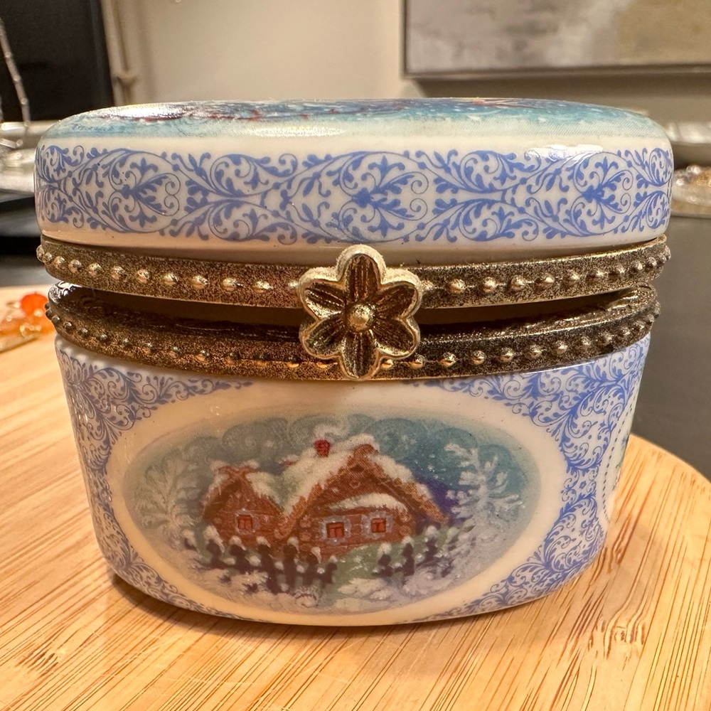 Vintage porcelain trinket box decorated by  Pavel Tikhomirov